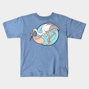 Baby carrying stork Kids T-Shirt